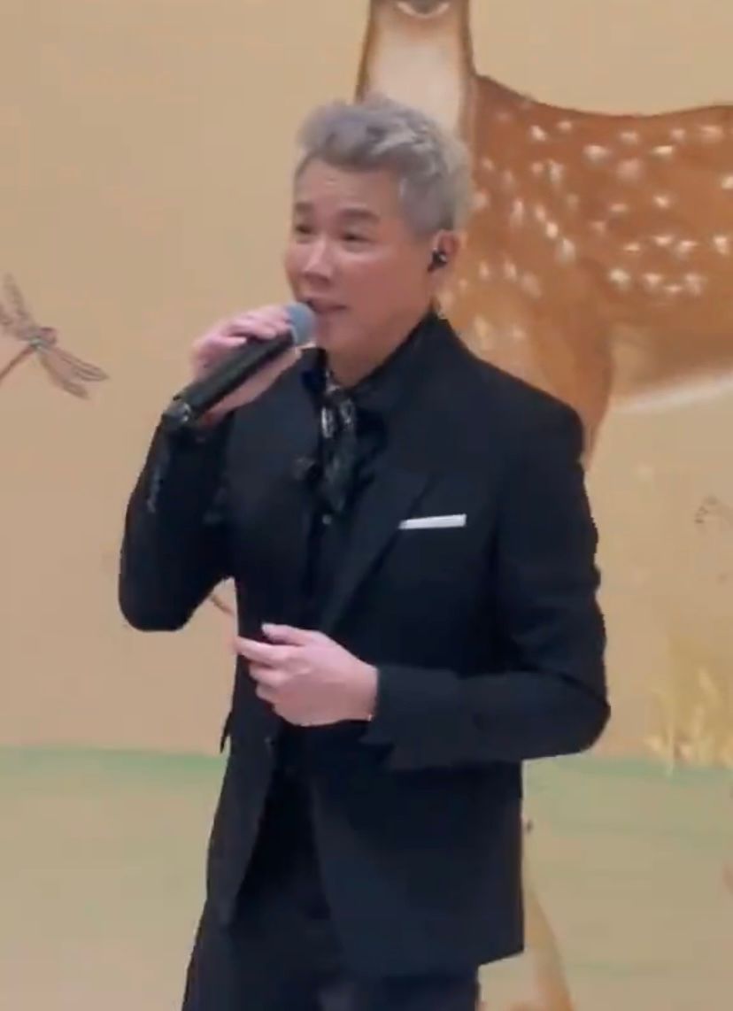 久末露面的陶喆，雖然頭髮花白，但穿起一身黑色西裝，依然醒神。